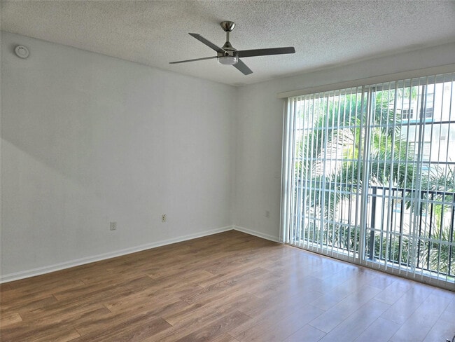 Building Photo - 533 NE 3rd Ave