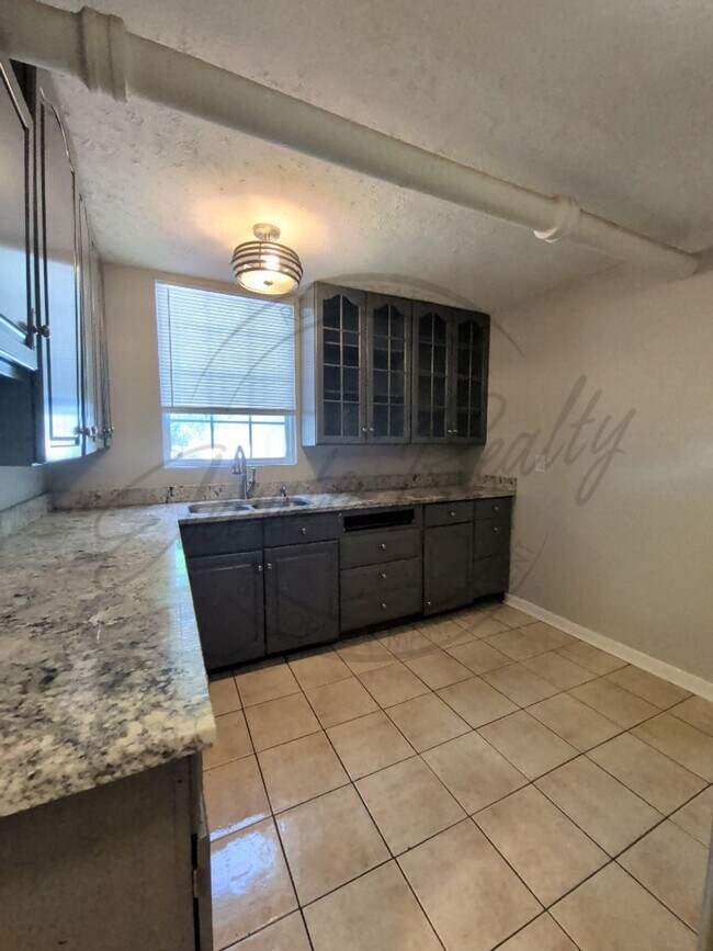Foto del edificio - Cozy Garden Apartment in Donelson with a Spring Special!