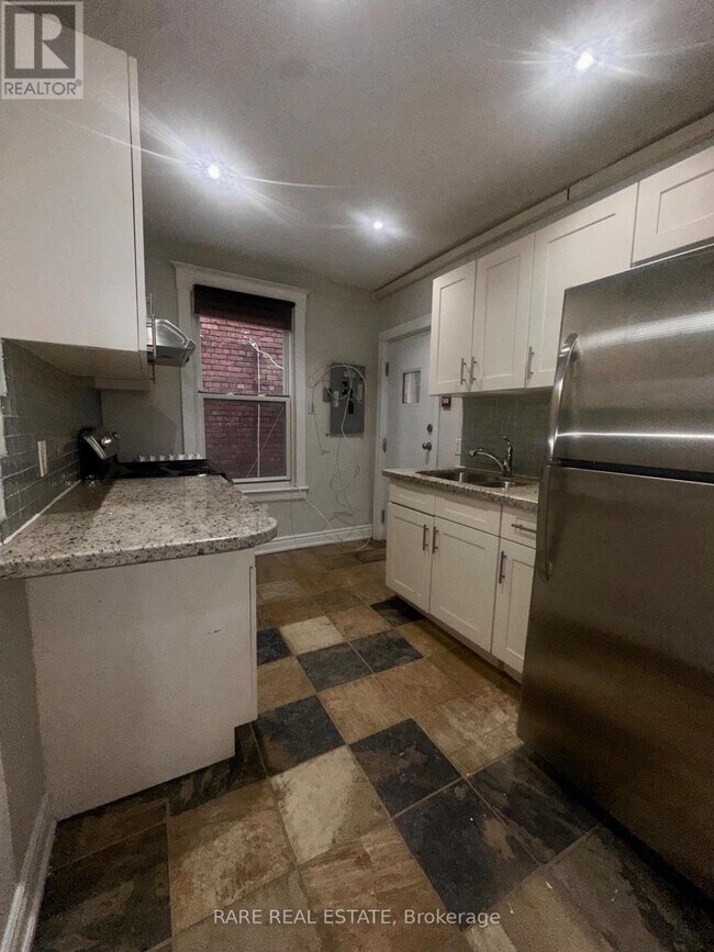 Building Photo - 196 Robert St