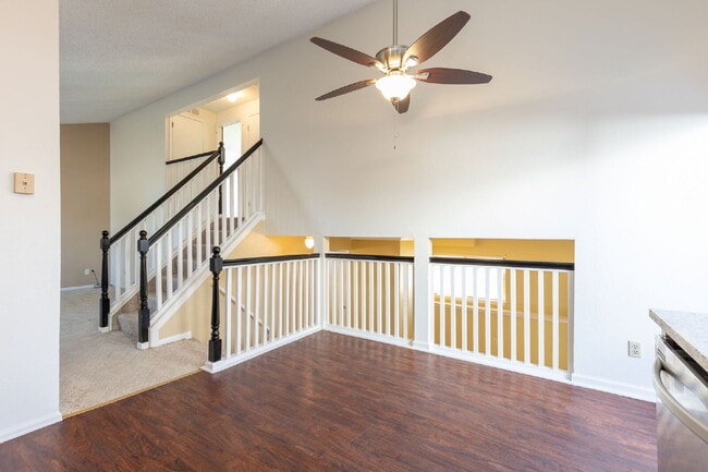 Building Photo - NW Longmont Spacious Tri Level.