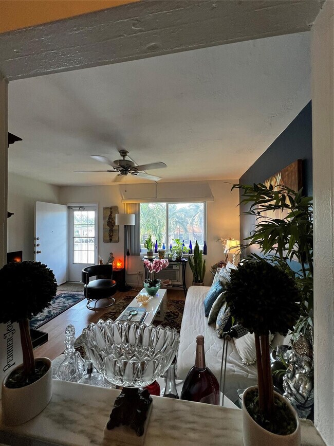 Foto del edificio - 301 E McNab Rd