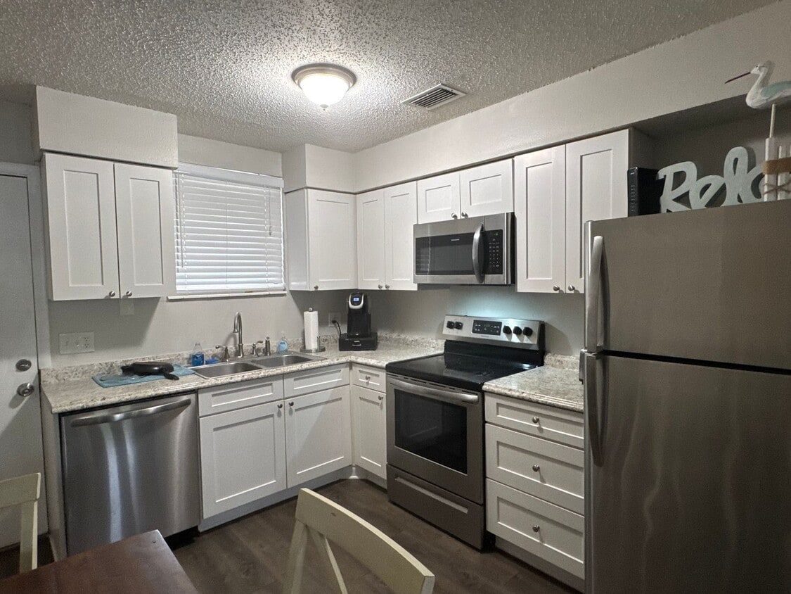 Primary Photo - Fully Renovated 2 Bed / 1 Bath Apartment! ...