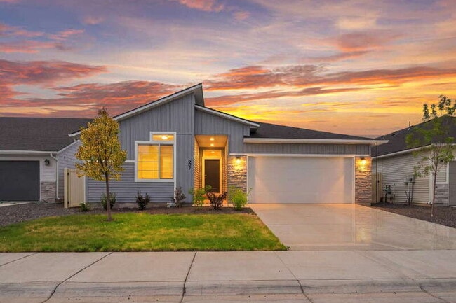 Building Photo - 297 N Madrone Ave