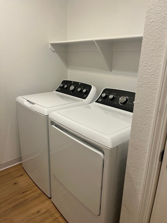 Foto del edificio - 6850 Sharlands Ave