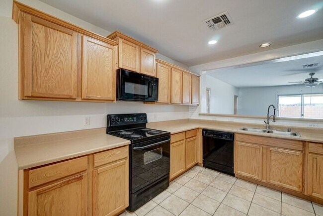 Foto del edificio - READY TO VIEW NOW! BRAND NEW CARPET AND IN...