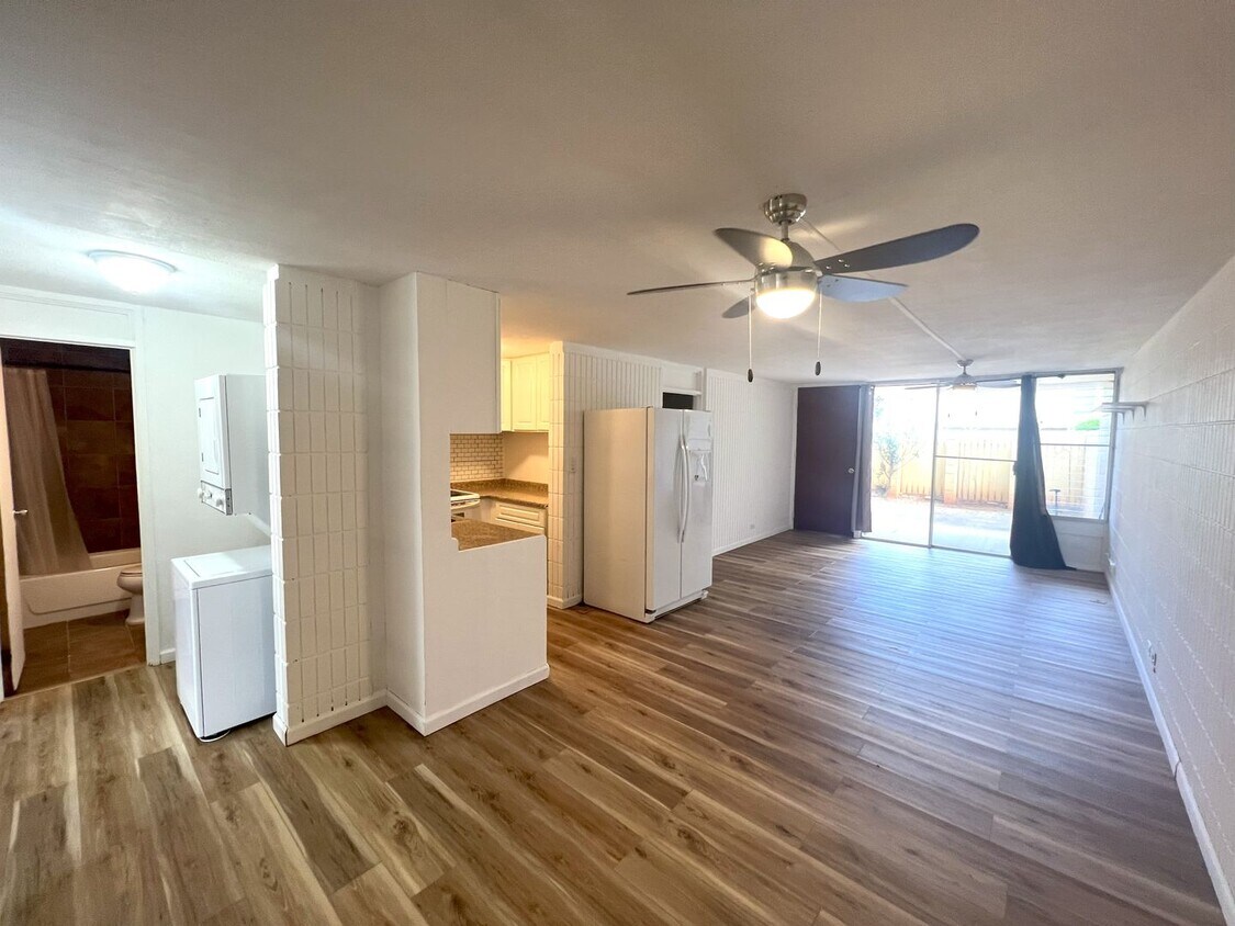 Primary Photo - 3 bedroom 2 bath Townhome with 2 large cou...