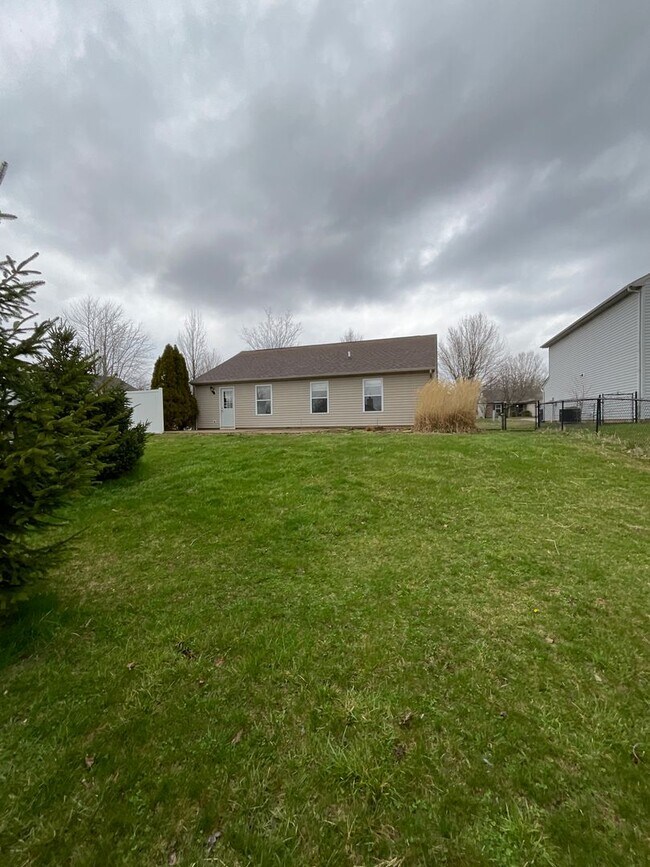 Foto del edificio - 3 Bedroom 2 Bathroom House Available