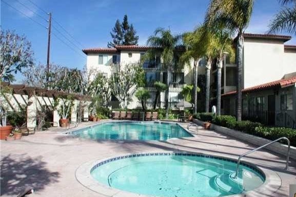 Área de la piscina - 12720 Burbank Blvd