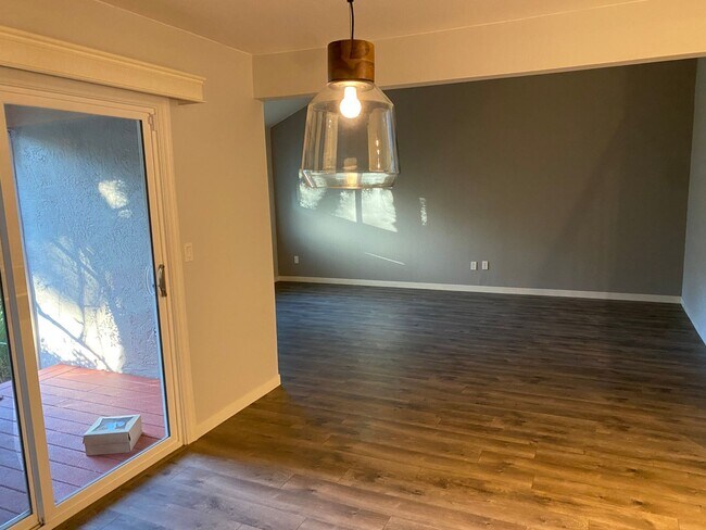 Building Photo - 3 Bedroom Pleasant Hill Condo