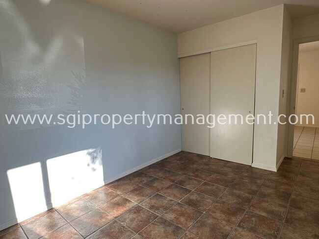 Building Photo - UNIQUE 3 BEDROOM HOME WITH PRIVATE GUEST S...