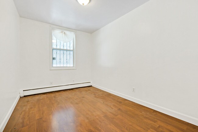 Building Photo - 1038 Tiffany St