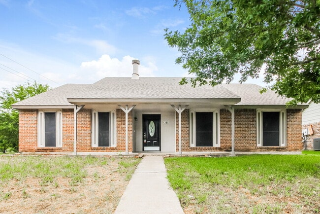 Building Photo - 1385 Southridge Dr