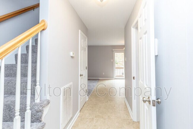 Building Photo - 3012 Rolling Hill Dr