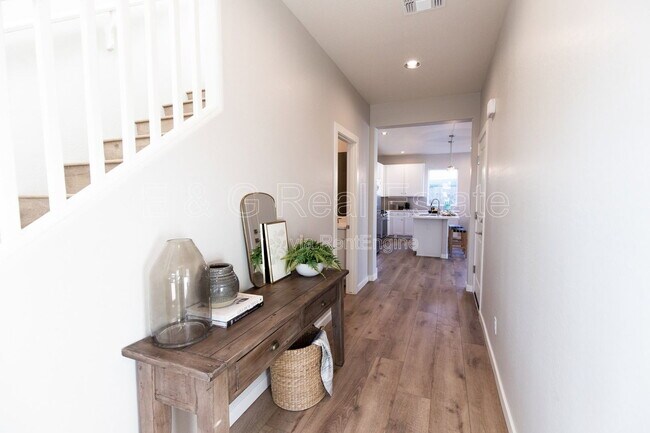 Foto del edificio - 3726 E Flower St