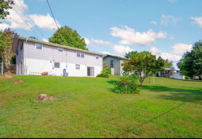 Foto del edificio - 8912 Bayview Dr