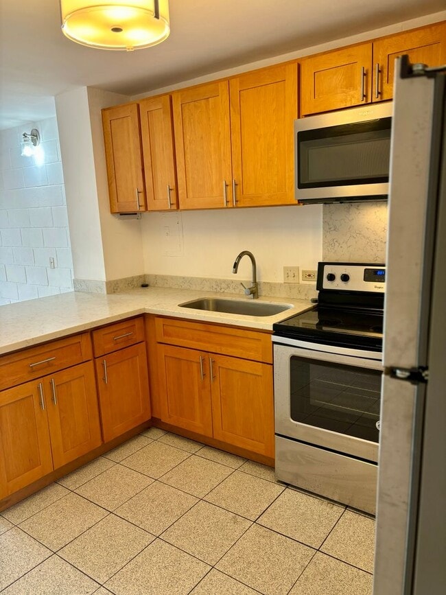 Building Photo - Unfurnished 2 bd, 1 bath 4 floor walk-up w...