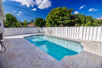 Building Photo - 527 W Jasmine Dr