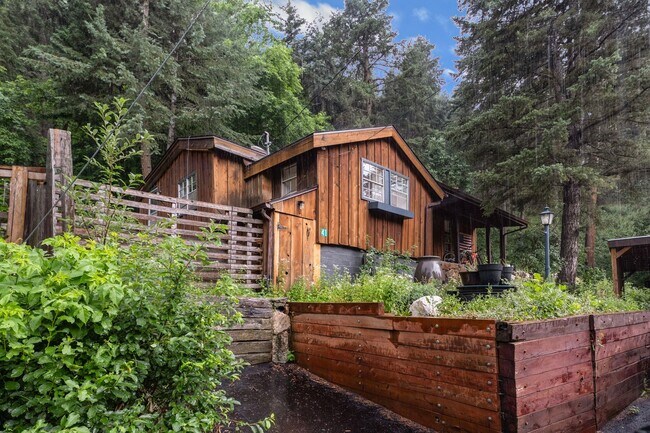 Foto del edificio - 2 Bedroom 1 Bath Home Next To Boulder Creek!