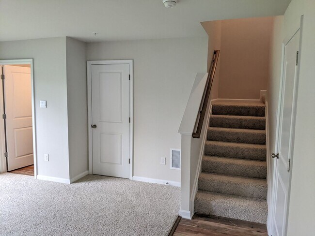 Building Photo - Three level townhouse in The Preserve at Tuscarora Creek community ready by mid September!