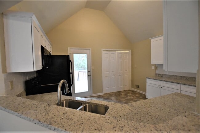 Building Photo - 2185 Chadwick Dr
