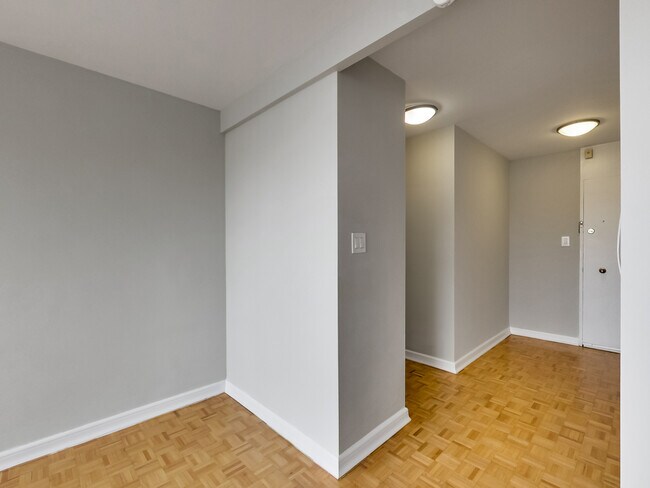 Building Photo - 630 Roselawn Apartments