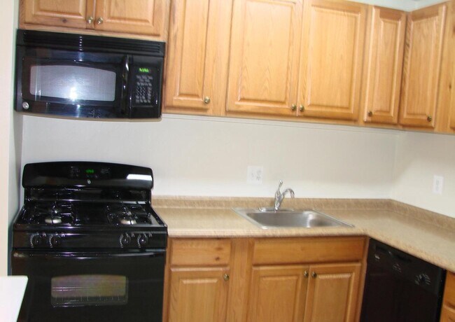Building Photo - 10169 Mosby Woods Dr