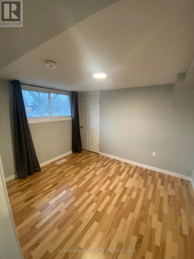 Photo du bâtiment - 1 Braden Ave