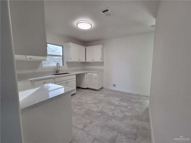 Building Photo - 15 Serg Loop