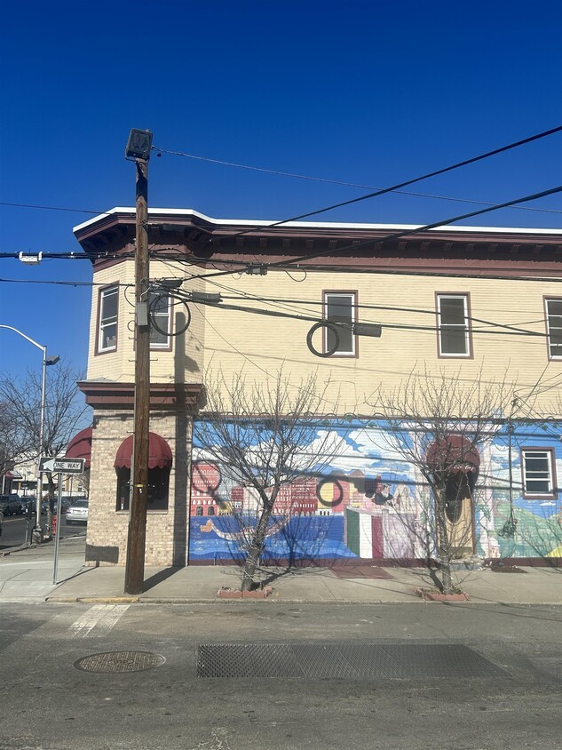 Primary Photo - 1022 Broadway