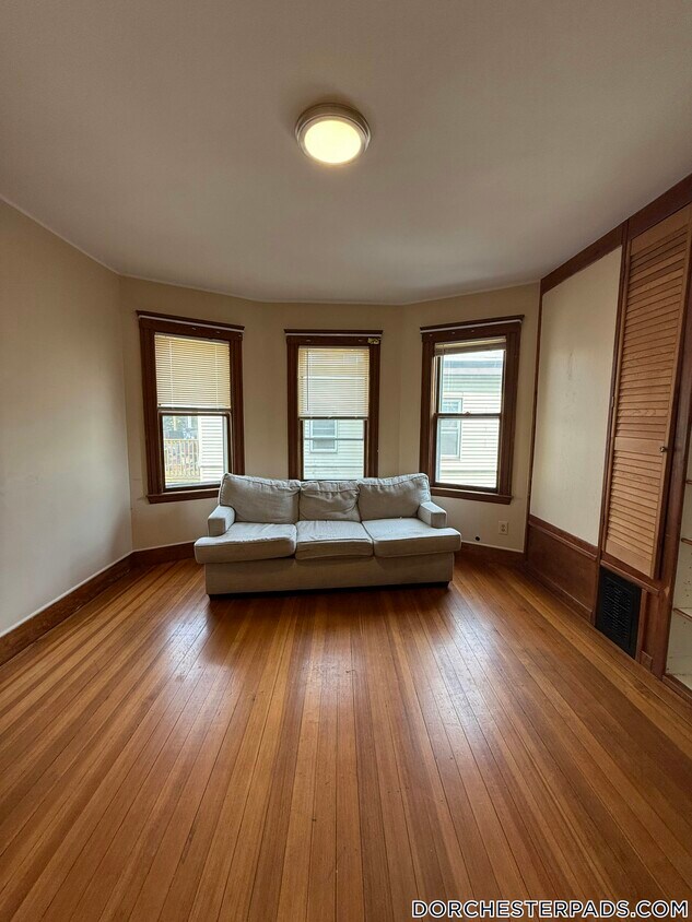 Primary Photo - 18 Romsey St