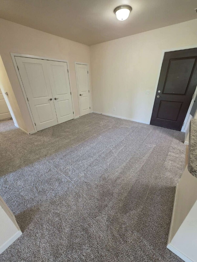 Building Photo - 2 Bedroom | 1 Bathroom 2nd Floor Apartment Available RIGHT NOW!