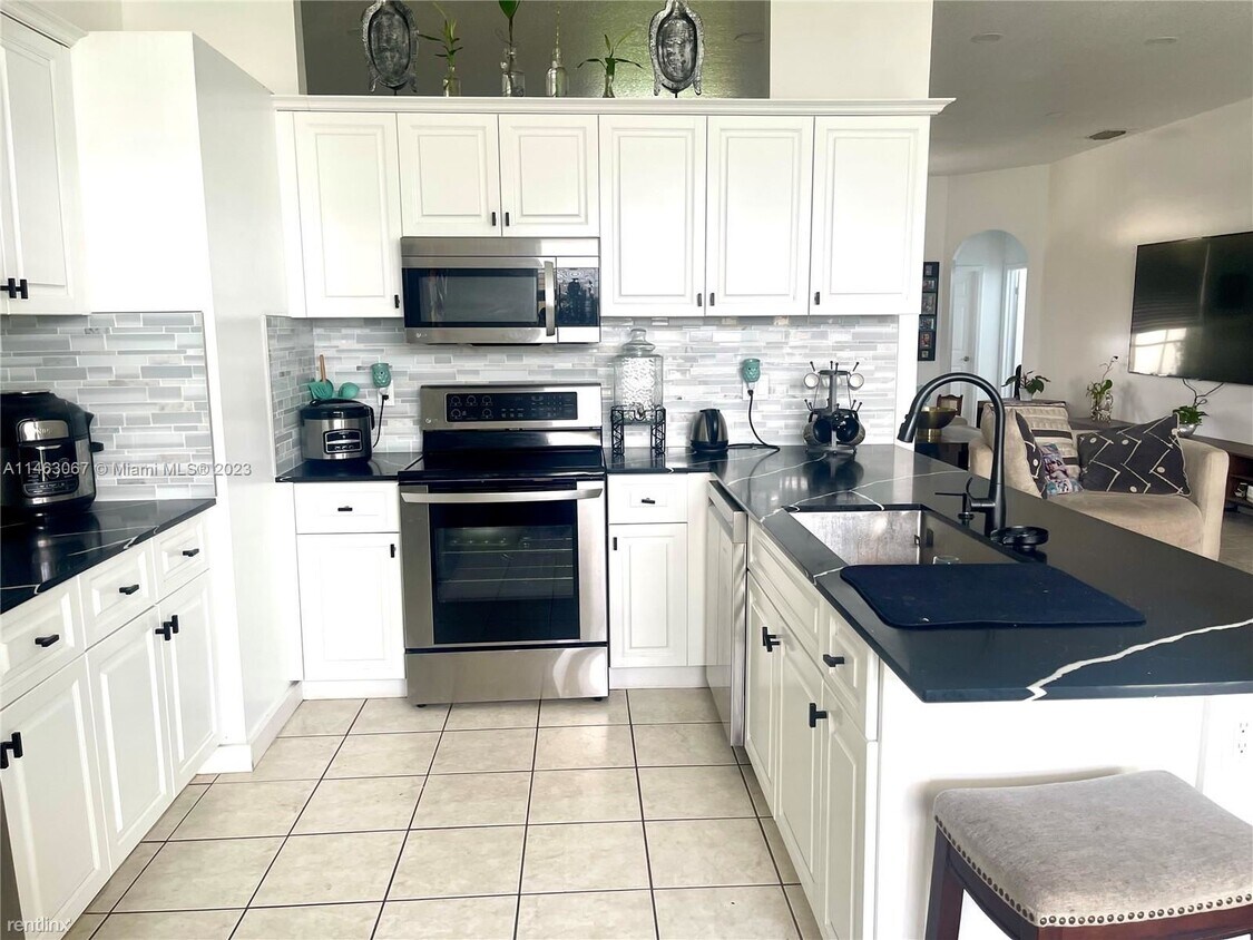 Foto principal - 4 br, 2 bath House - 2840 SE 5th Pl