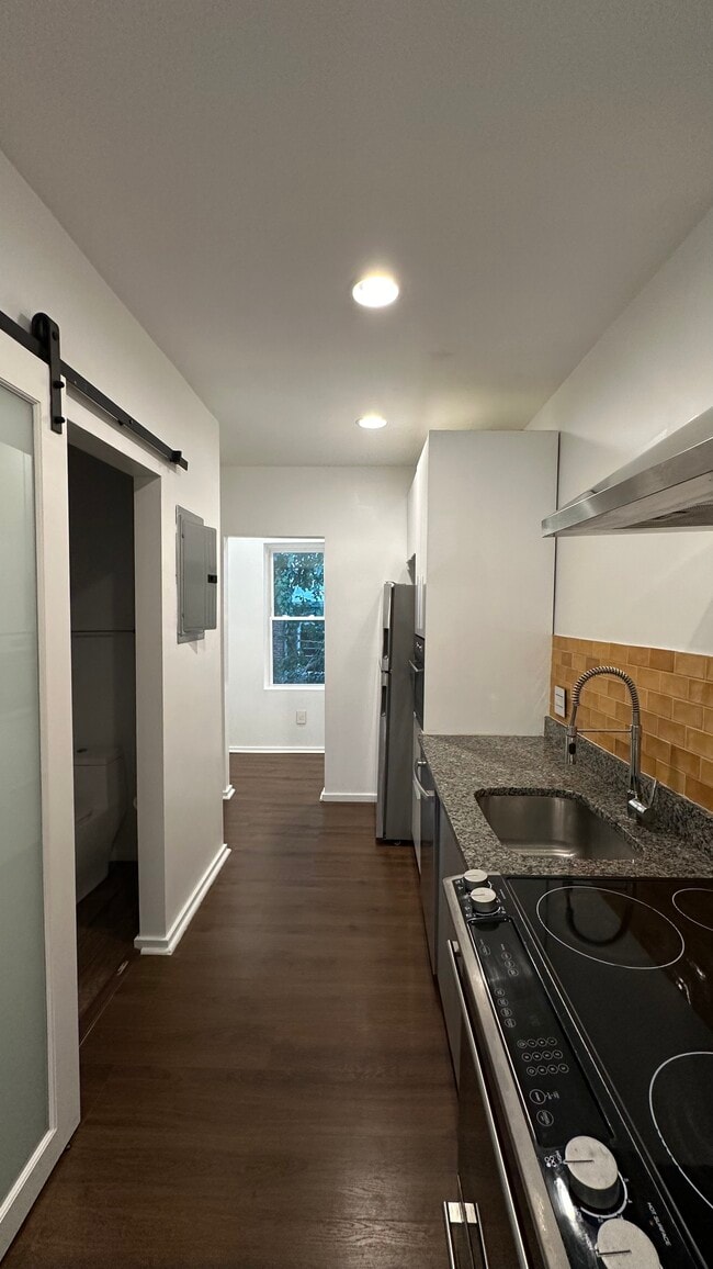 Building Photo - 548 S 54th St