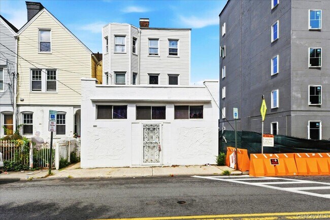 Foto del edificio - 301 Warburton Ave