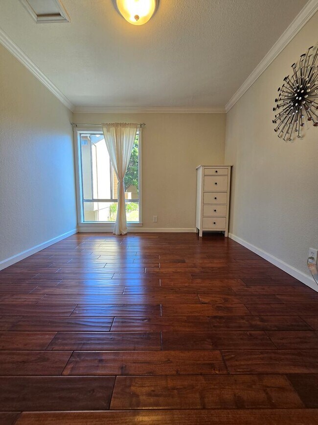 Foto del edificio - Tri Level Townhouse located in a Gated Com...