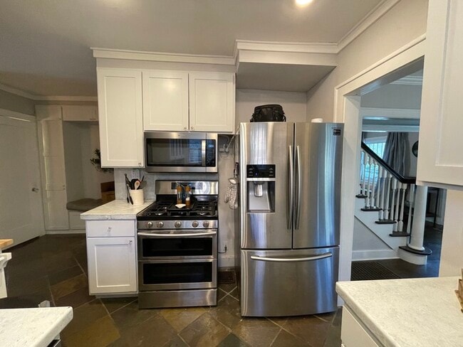 Building Photo - Large bright and clean Brookside home