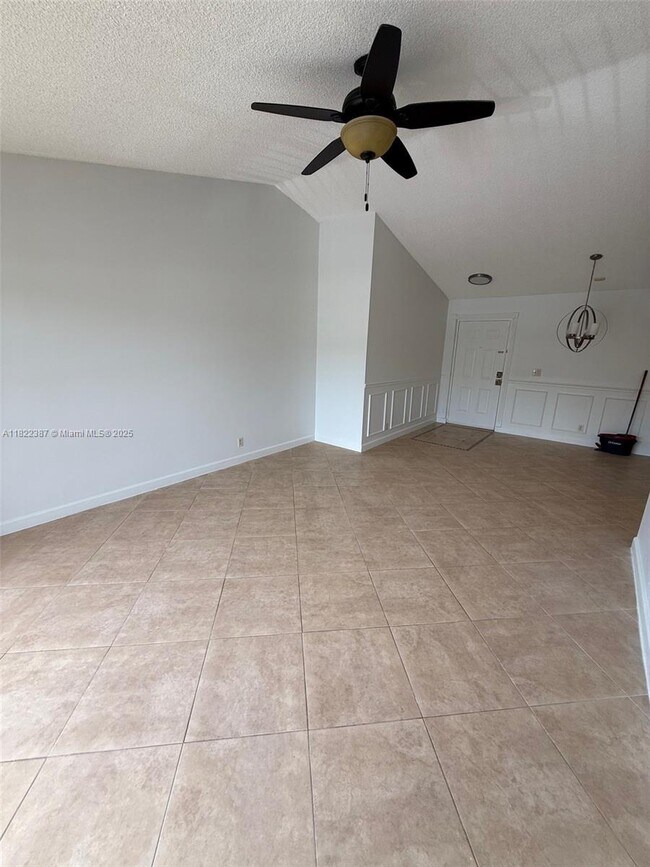 Foto del edificio - 5861 Riverside Dr