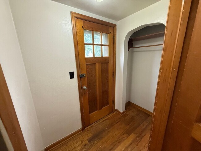 Foto del edificio - 3 Bed 1 Bath with Garage and Fenced in Yard