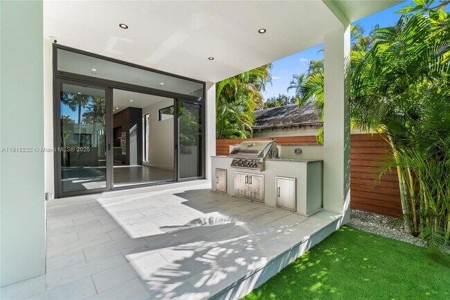 Foto del edificio - 3026 Aviation Ave