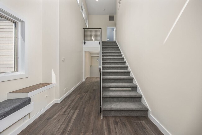 Building Photo - 5 bed 3.5 Bath Home in North Boulder W/Large Backyard, Swimming Pool & Jacuzzi!