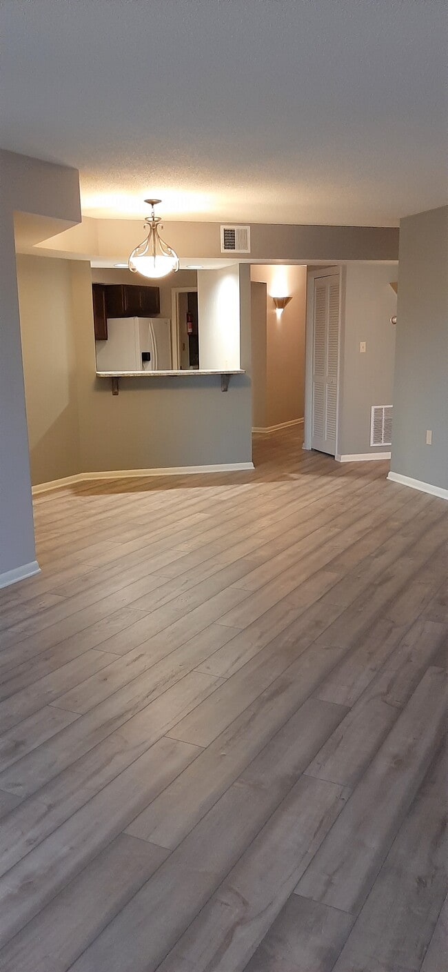 Living Room pic #1 - 415 Parkview Ln