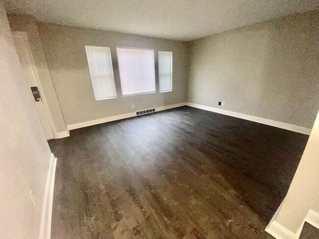 Building Photo - 6226 Evergreen | $1050 | 3 Bed, 1 Bath