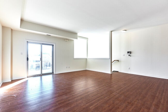 Building Photo - Spacious 2 bedroom unit with outdoor space