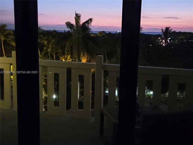 Foto del edificio - 1121 Crandon Blvd