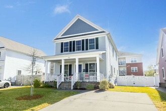 Building Photo - 913 Joyce St