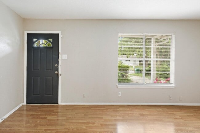 Building Photo - 407 Cicero Ave