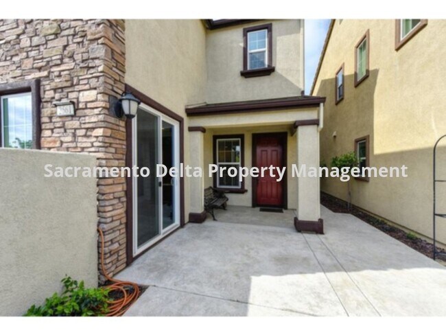 Building Photo - Newer 2 story home in Roseville