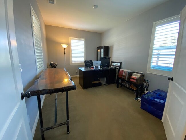 Foto del edificio - Spacious 5-Bedroom Luxury Home with Entertainer’s Backyard Oasis