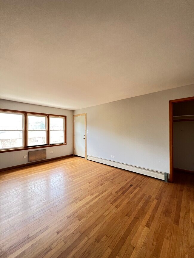Foto del edificio - 3015 E 81st St
