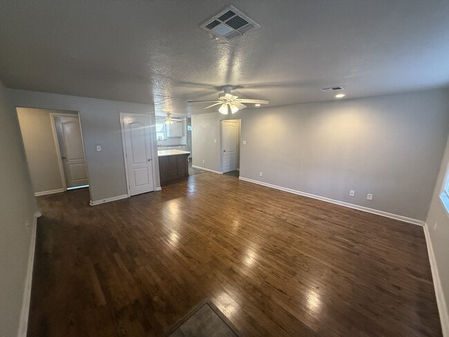 Building Photo - 939 E 6th